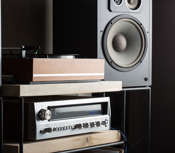 Record player with large speaker